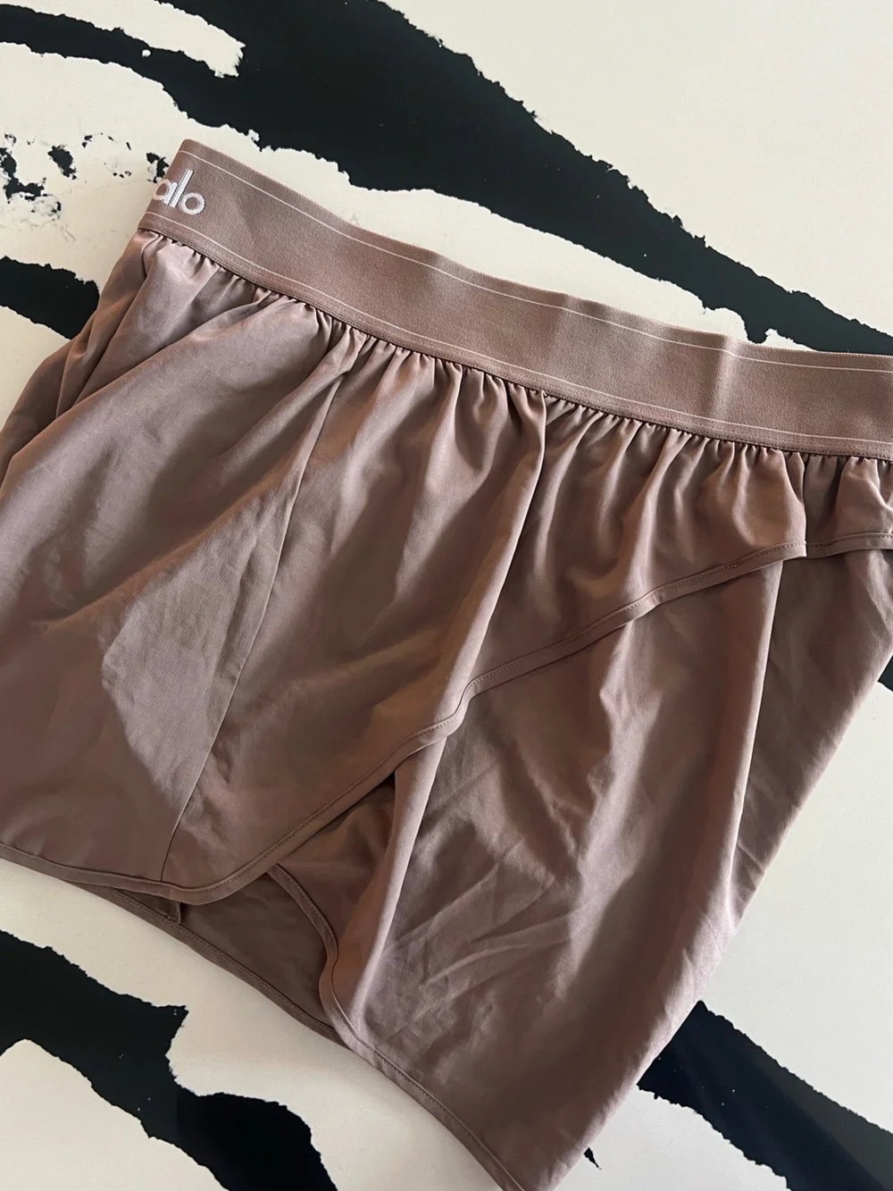 ALO Yoga Women's Match Point Athletic Shorts — Mushroom size L